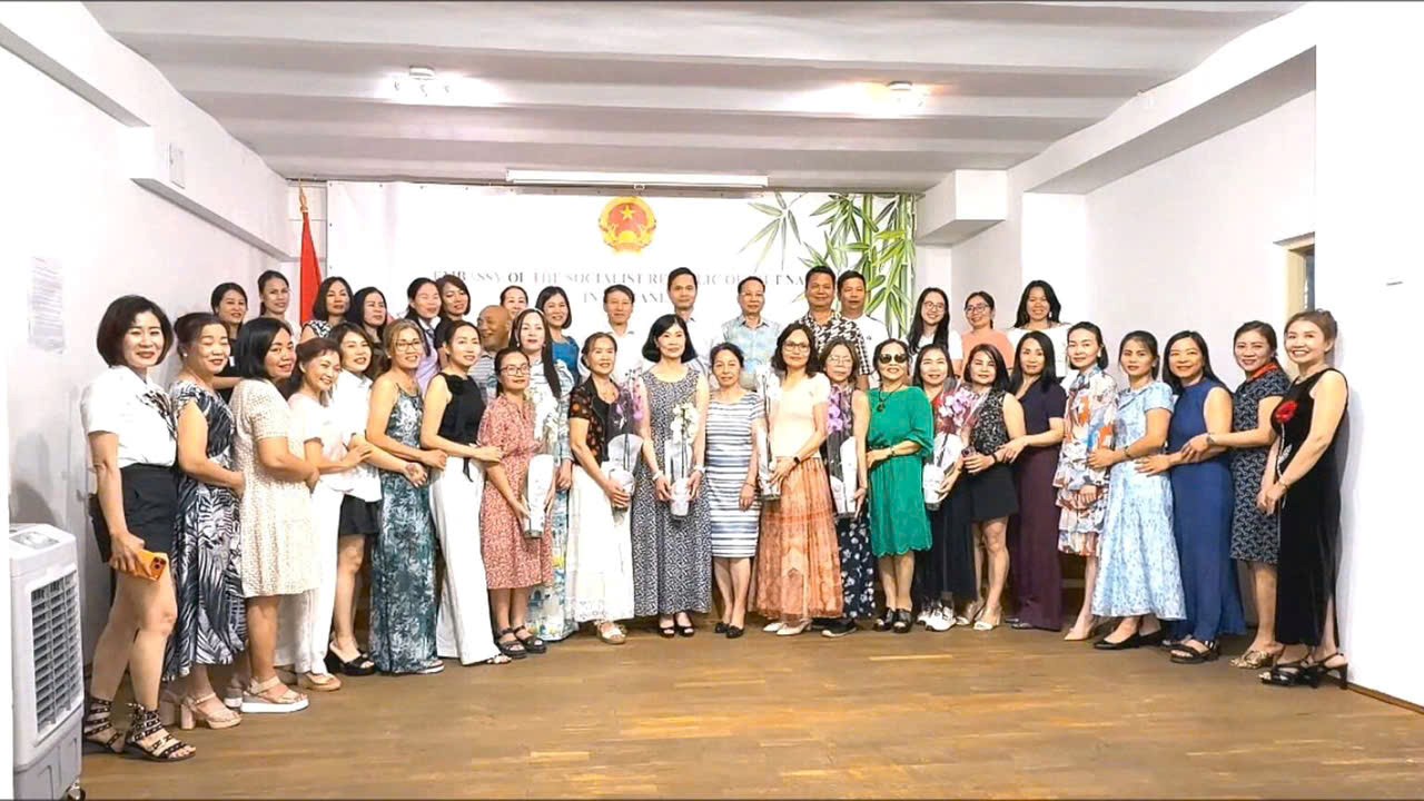 Đại sứ Lê Vĩnh Thắng tham dự cuộc họp sơ kết công tác của Hội Phụ nữ Việt Nam tại Rumani